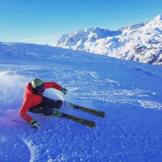 Sportlicher Skifahrer