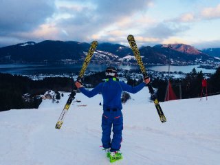 Ski werden hochgehalten