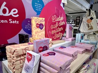 Hugendubel Tisch Close-Up